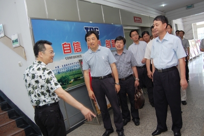 2011年8月，時任浙江省委組織部副部長莊躍成視察天通